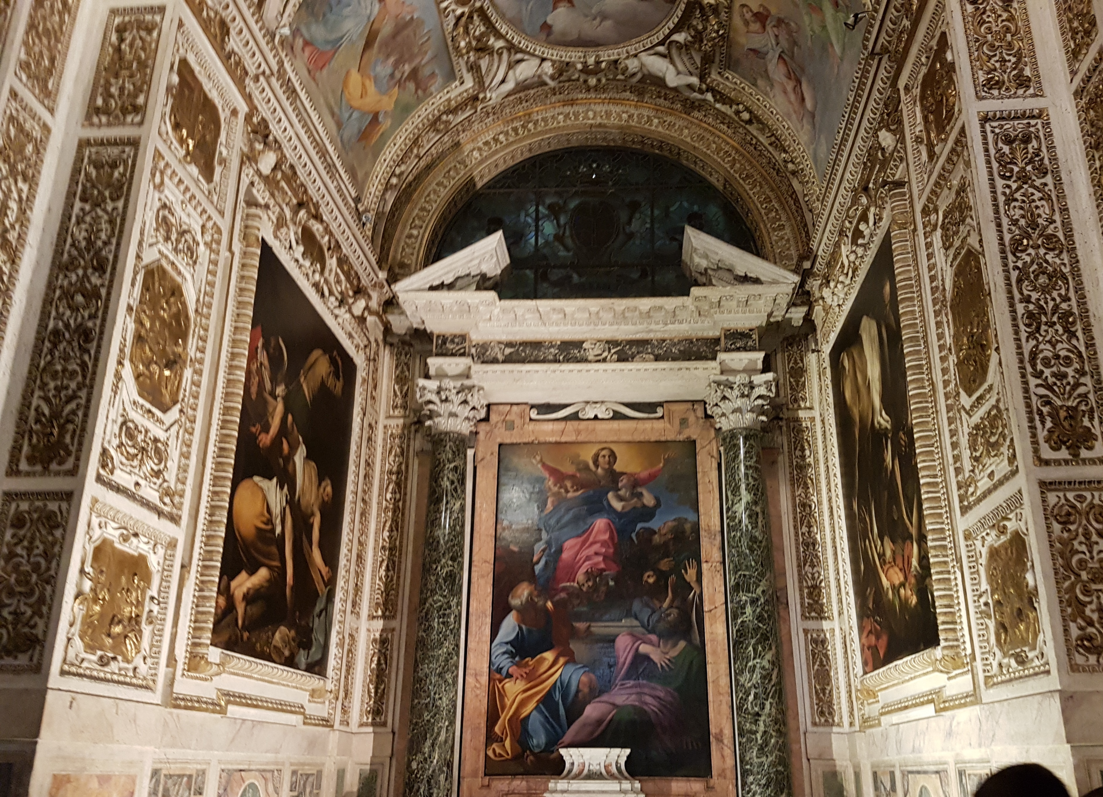 Rijkversierde kapel met schilderijen en plafondschilderingen