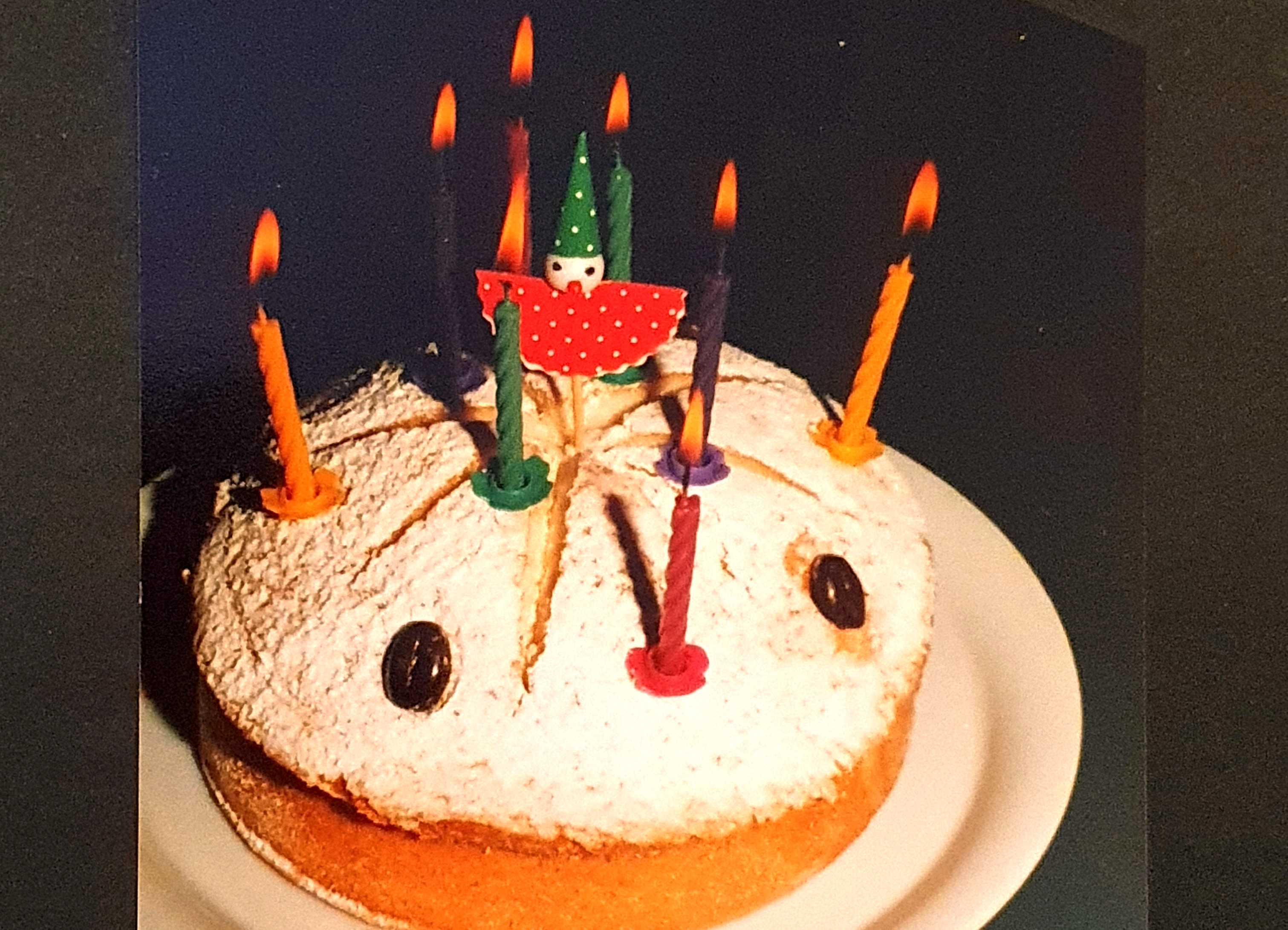 Verjaardagstaart met brandende kaarsjes