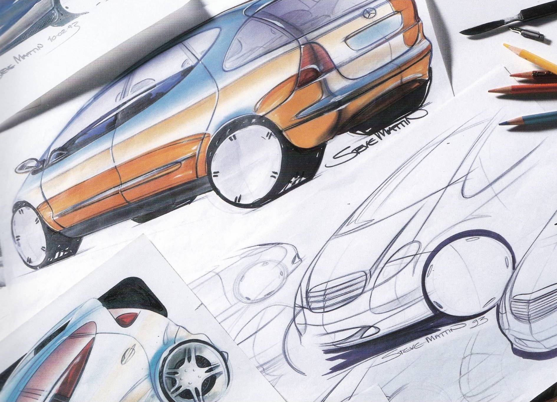 Uitgespreide papieren met daarop schetsen van auto's in kleur en als lijntekening