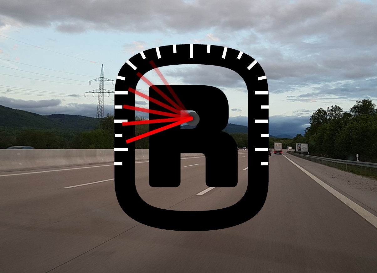 Logo als snelheidsmeter met snelweg op de achtergrond