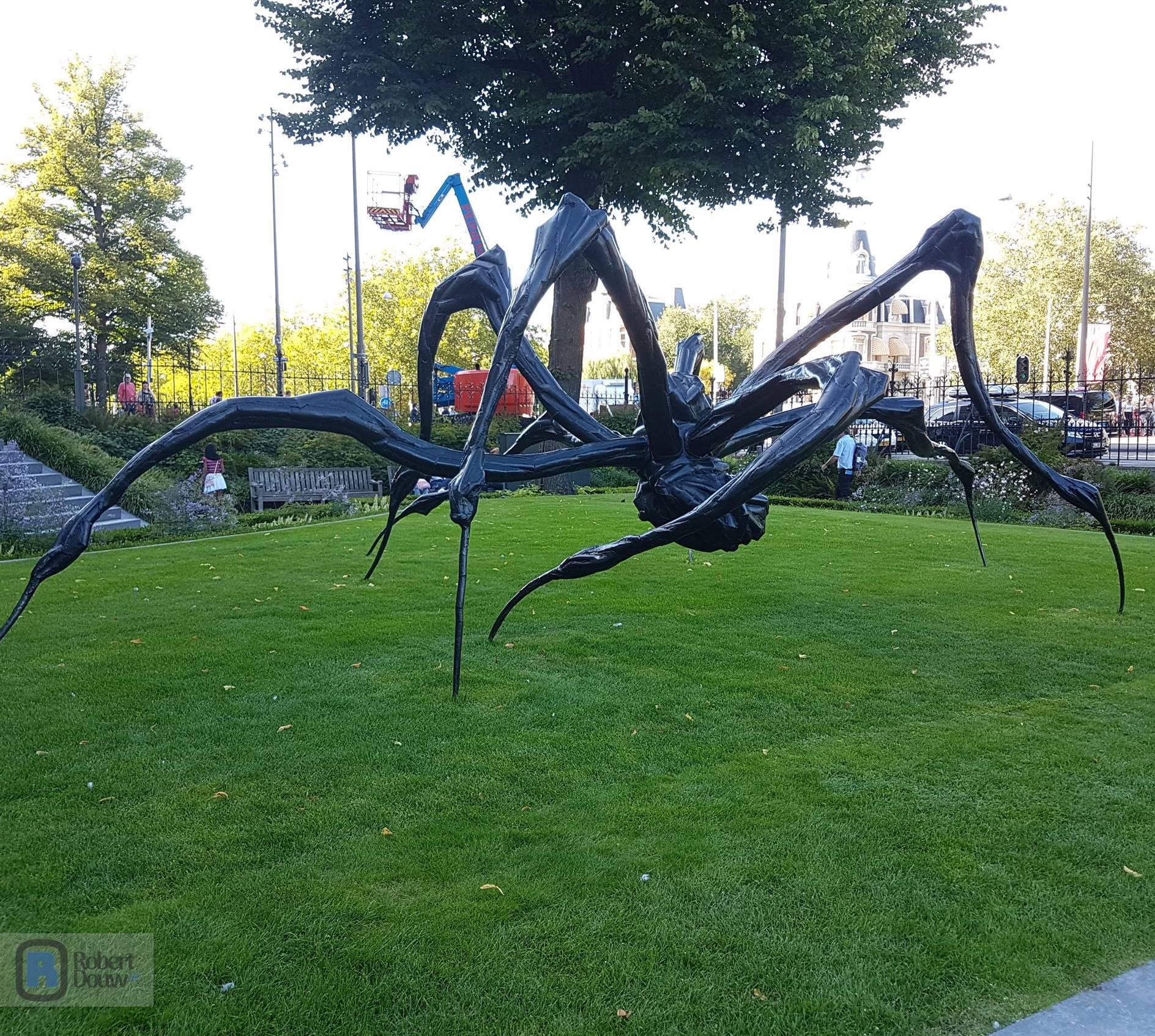 Black spider made of bronze and stainless steel, 2.70 meters high.